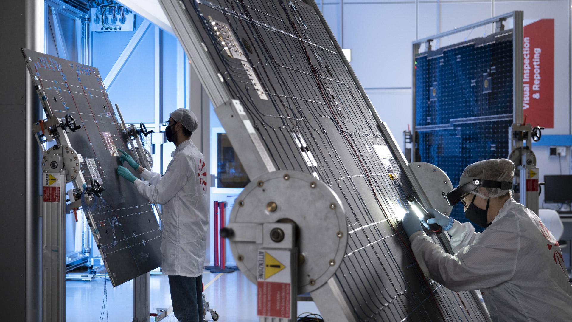 : Al lavoro sui pannelli solari nello stabilimento Leonardo a Nerviano - Credits Leonardo